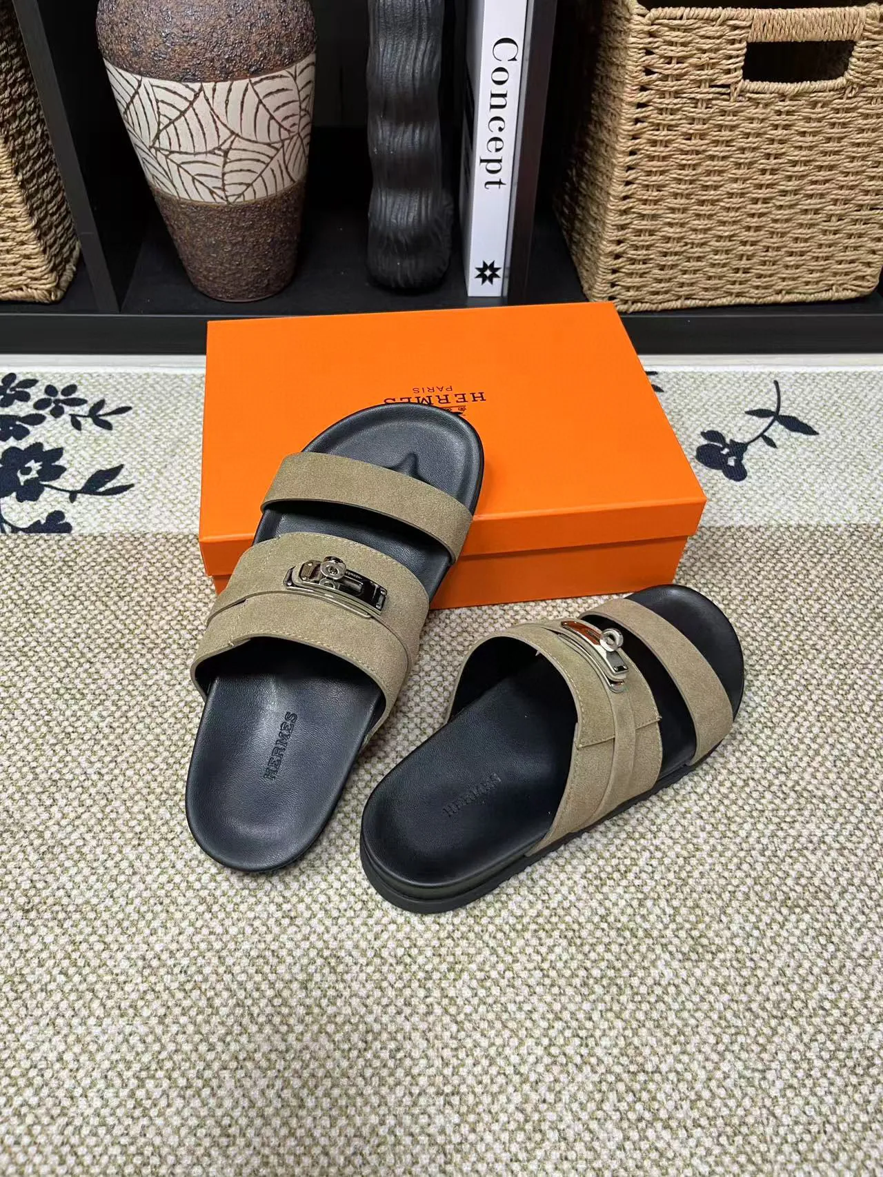 P300 Hermes men's Kazimir slippers - top-quality woven calfskin functional sandals with interwoven uppers inspired by the "H" iconic pattern to create a casual look, perfect for summer. Imported cowhide + cowhide lining + TUP outsole Size: 36-46 couple model